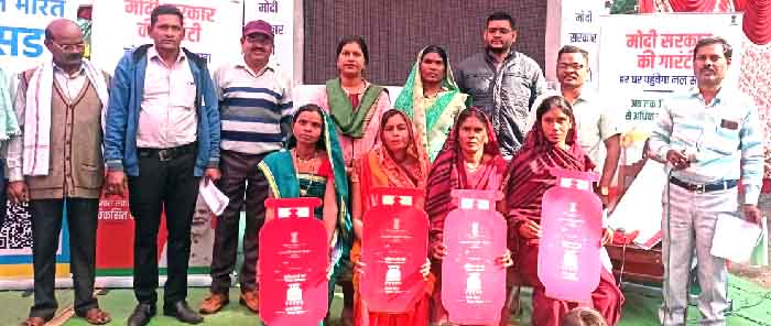 कांति, मालती, संतोषी, नथिया गैस चूल्हा पाकर हुई खुश