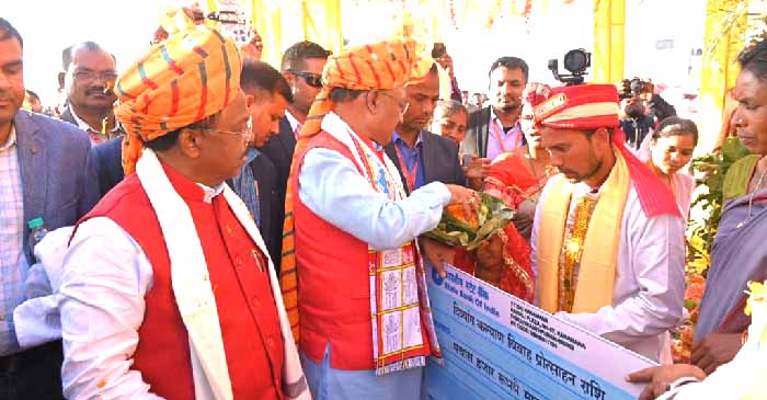 तातापानी महोत्सव में 400 नवदंपतियों का सामूहिक विवाह, मुख्यमंत्री ने बांधी सौभाग्यपूर्ण रिश्तों की मिठास तातापानी महोत्सव में 400 नवदंपतियों का सामूहिक विवाह, मुख्यमंत्री ने बांधी सौभाग्यपूर्ण रिश्तों की मिठास