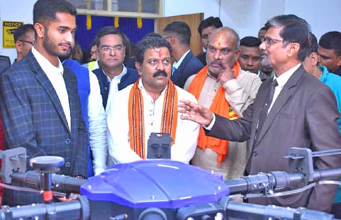 उपमुख्यमंत्री श्री विजय शर्मा, स्वामी विवेकानंद तकनीकी विश्वविद्यालय, भिलाई में युवा दिवस के अवसर पर आयोजित कार्यक्रम में बतौर मुख्य अतिथी शामिल हुए