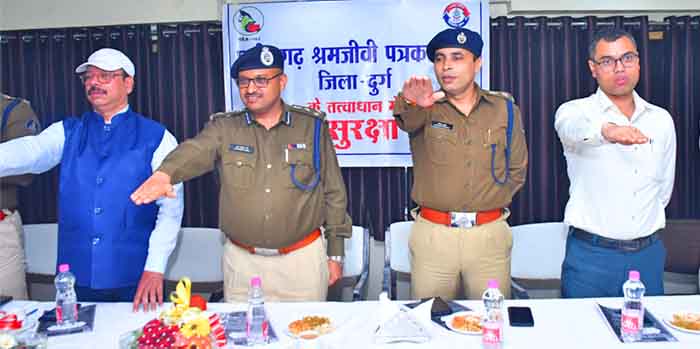 छत्तीसगढ़ श्रमजीवी पत्रकार संघ का “सड़क सुरक्षा माह” कार्यक्रम: पत्रकारों को हेलमेट वितरण