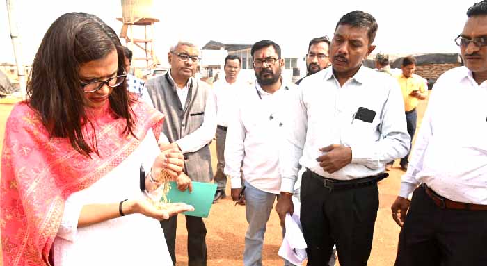 कलेक्टर ने धान उर्पाजन केन्द्रों का किया निरीक्षण कलेक्टर ने धान उर्पाजन केन्द्रों का किया निरीक्षण