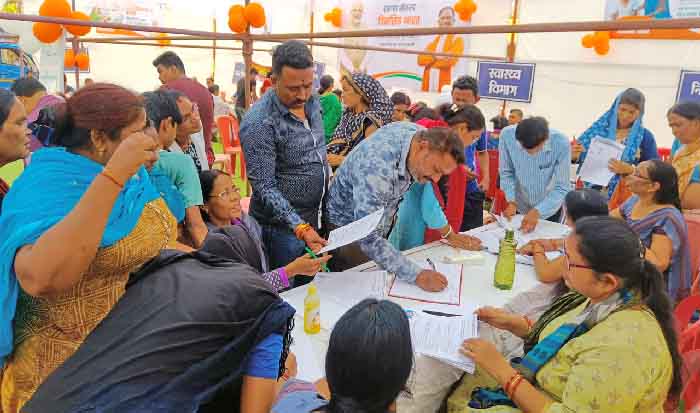 महतारी वंदन योजना के आवेदन के लिए उमड़ी भीड़, दिखा महिलाओं में उत्साह
