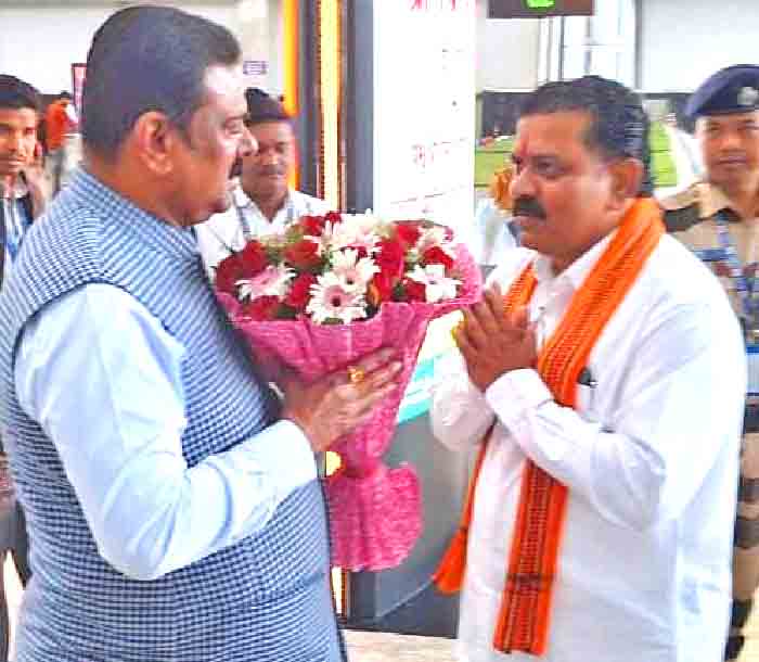 केंद्रीय राज्यमंत्री श्री कपिल मोरेश्वर पाटिल का उपमुख्यमंत्री श्री विजय शर्मा ने रायपुर एयरपोर्ट पर किया आत्मीय स्वागत