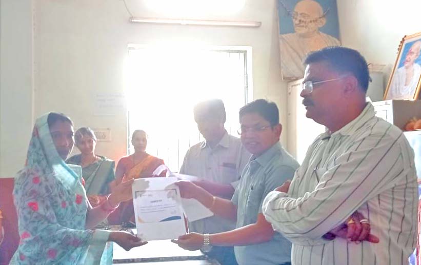 ऑनलाइन लखपति महिला दीदी के साथ संवाद एवं सम्मान प्रमाण पत्र वितरण कार्यक्रम सम्पन्न ऑनलाइन लखपति महिला दीदी के साथ संवाद एवं सम्मान प्रमाण पत्र वितरण कार्यक्रम सम्पन्न