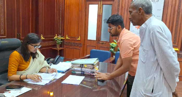 शासकीय सड़क पर अवैध नाली निर्माण की कलेक्टर से की शिकायत