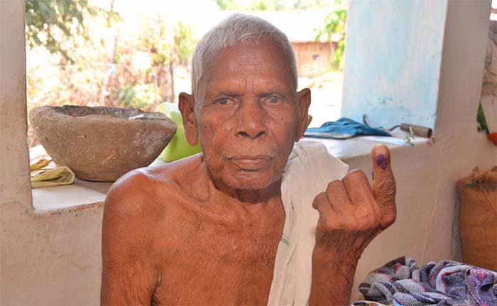 102 वर्षीय ने पहली बार मतदान किया: एक अद्भुत लोकतंत्र की उपस्थिति