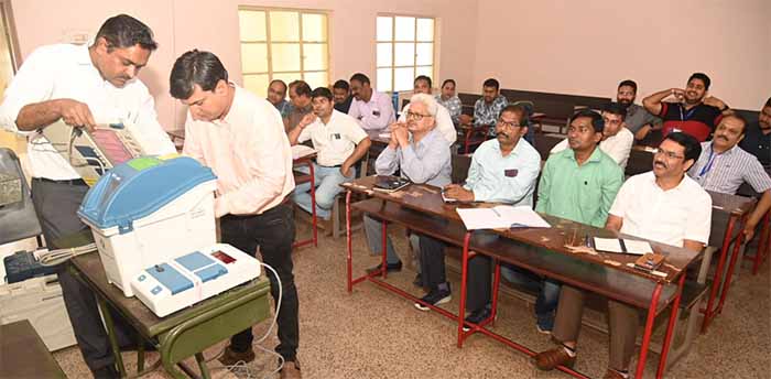 ईव्हीएम एवं वीवीपैट कमीशनिंग के लिए दिया गया प्रशिक्षण