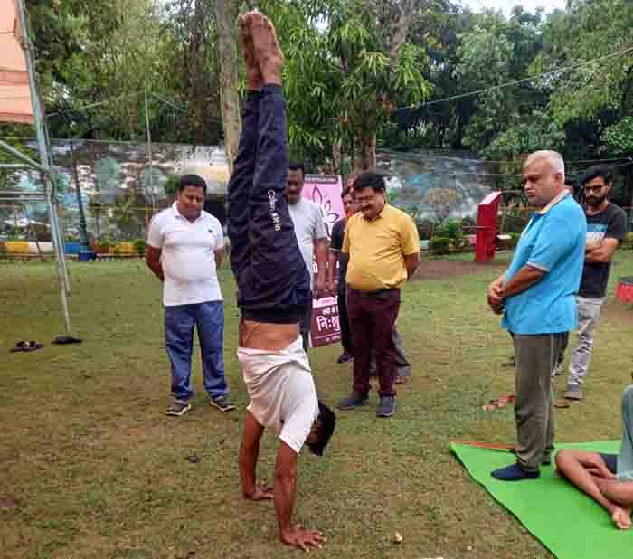 शारीरिक-मानसिक स्वस्थता और मजबूत आत्मबल के लिए योग जरूरी : कलेक्टर