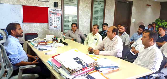 रायपुर नगर निगम के आयुक्त श्री अबिनाश मिश्रा ने होर्डिंग्स की सुरक्षा में सख्ती की दिशा में कदम उठाया