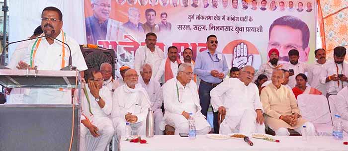 चुनावी सभा में कांग्रेस के प्रत्याशी राजेंद्र साहू को जीत की उम्मीद