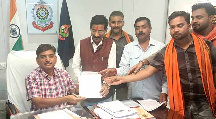 शिवसेना ने मजदूरों की मौत के मुआवजे की मांग को लेकर सौंपा ज्ञापन