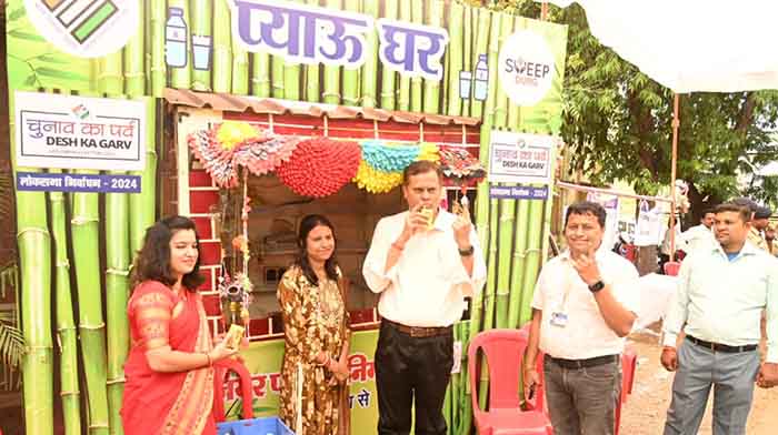 कमिश्नर ने किया अपने मताधिकार का प्रयोग