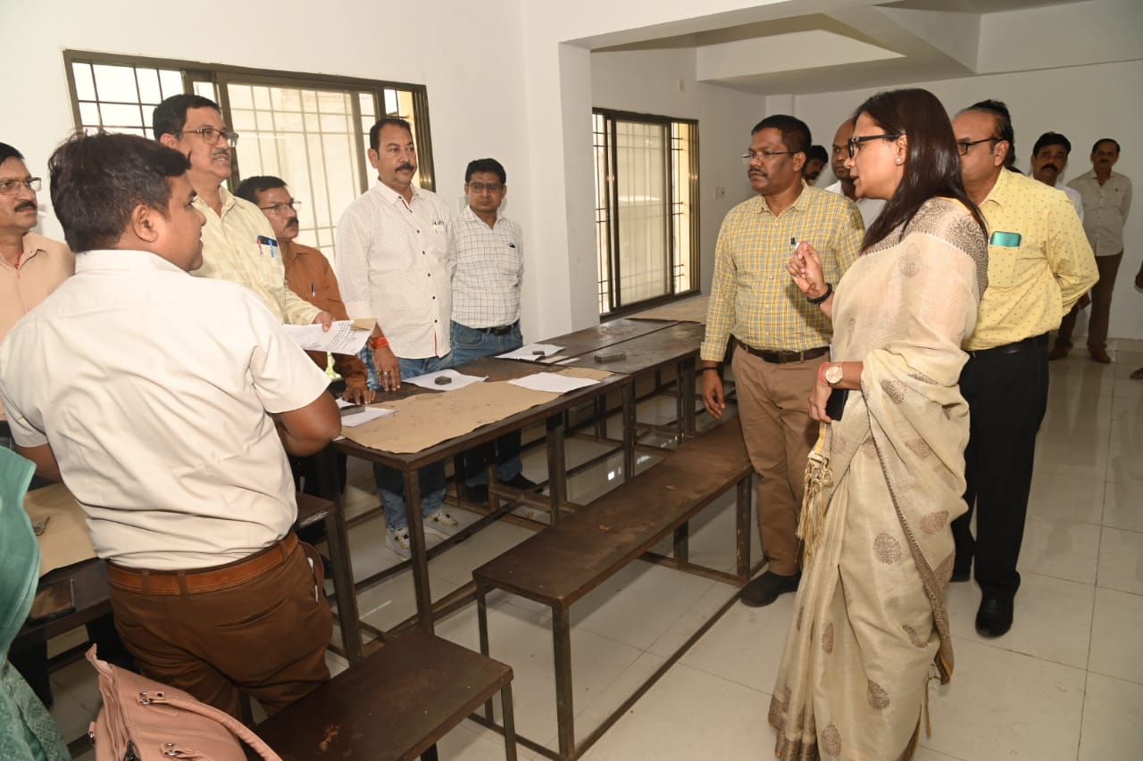 लोकसभा निर्वाचन 2024: कलेक्टर ने मतदान दलों को उपलब्ध कराये जाने वाला मतदाता सूची का किया निरीक्षण