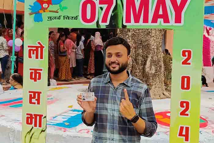 लोकतंत्र के महापर्व में शामिल हुए युवा मतदाता, मतदान में शामिल होकर निभाई अपनी जिम्मेदारी लोकतंत्र के महापर्व में शामिल हुए युवा मतदाता, मतदान में शामिल होकर निभाई अपनी जिम्मेदारी