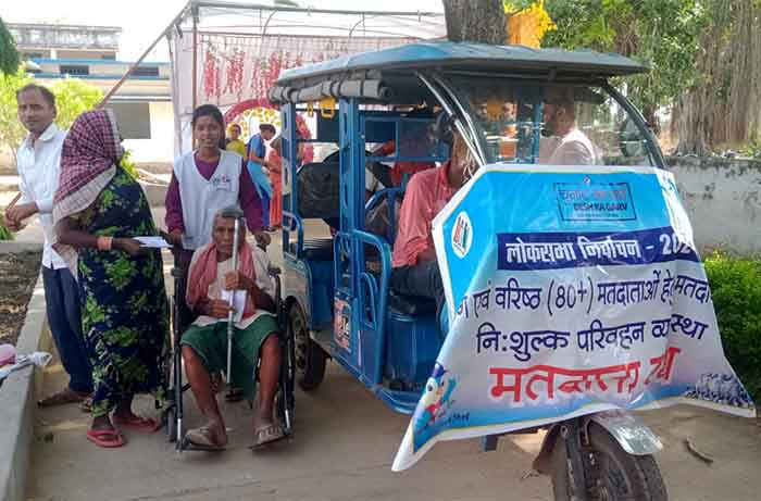 विभिन्न मतदान केन्द्रों में पहुंचे बुजुर्ग एवं दिव्यांग मतदाताओं ने की वोटिंग