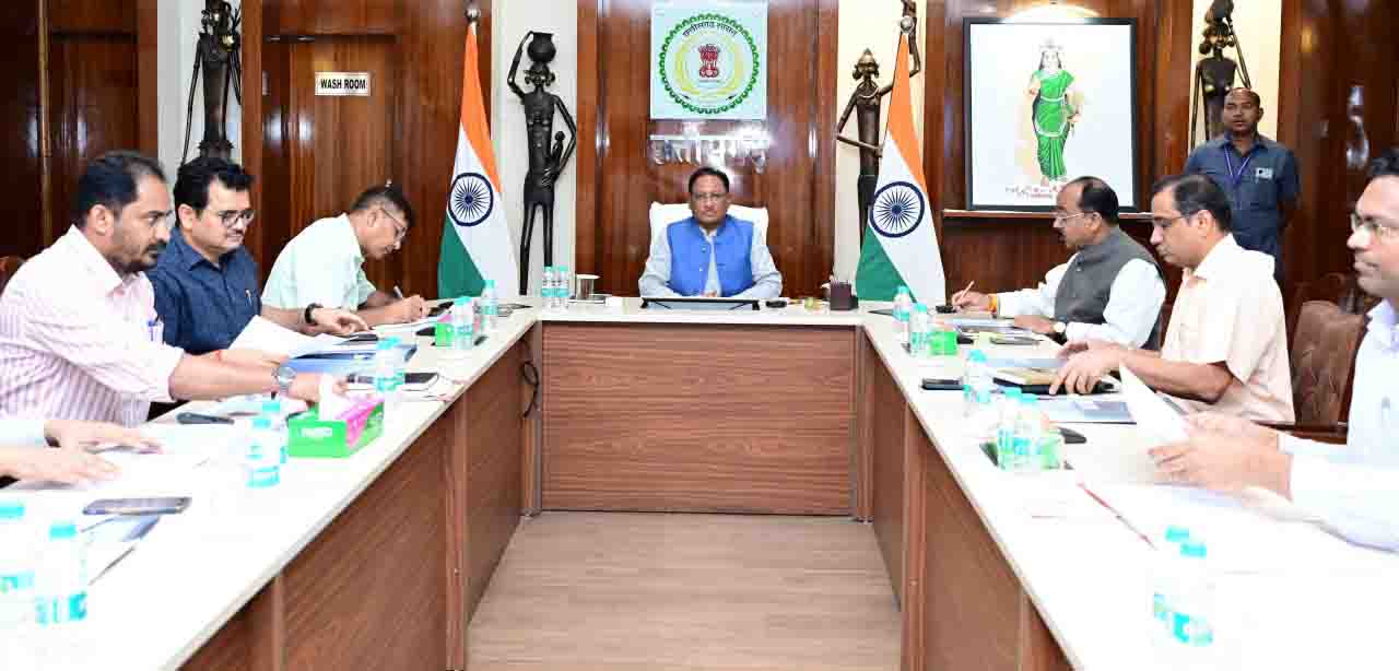 मुख्यमंत्री श्री विष्णु देव साय लगातार तीसरे दिन भी ले रहे है विभागों की समीक्षा बैठक