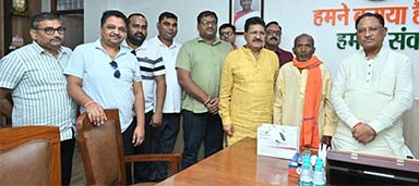 अनेक यात्राएं, साथ गुजारे दिन, राजदूत की सवारी और 90 के दशक के पुराने किस्से-कहानियों पर जमकर हुई बात