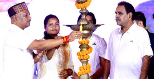 योग की प्राचीन परंपरा हम सभी को स्वस्थ जीवन पद्धति से जोड़ती है : मुख्यमंत्री श्री विष्णु देव साय योग की प्राचीन परंपरा हम सभी को स्वस्थ जीवन पद्धति से जोड़ती है : मुख्यमंत्री श्री विष्णु देव साय