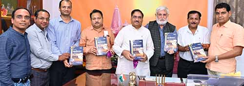 हिंदी समाचार: राजस्व एवं खेल मंत्री श्री टंक राम वर्मा ने ‘तहसीलदार’ और ‘राजस्व पुस्तक परिपत्र (आर. बी. सी.)’ की पुस्तकों का विमोचन किया हिंदी समाचार: राजस्व एवं खेल मंत्री श्री टंक राम वर्मा ने ‘तहसीलदार’ और ‘राजस्व पुस्तक परिपत्र (आर. बी. सी.)’ की पुस्तकों का विमोचन किया