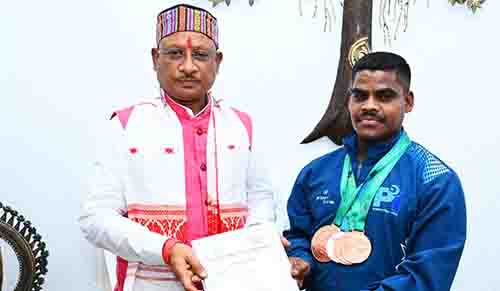 मुख्यमंत्री साय से एशियन मेन्स इक्विप्ड पावरलिफ्टिंग चैंपियनशिप के पदक विजेता खिलाड़ी श्री जे. भागवत राव ने की सौजन्य मुलाकात