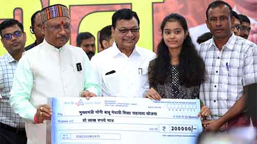 मुख्यमंत्री ने ‘‘नोनी बाबू मेधावी शिक्षा सहायता योजना’’ में 13 विद्यार्थियों को वितरित किए दो-दो लाख रुपए की राशि के चेक