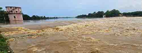 शिवनाथ नदी के महमरा एनीकट के ऊपर 10 फीट पानी शिवनाथ नदी के महमरा एनीकट के ऊपर 10 फीट पानी