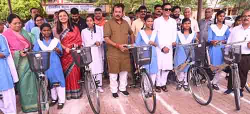 शाला प्रवेशोत्सव कार्यक्रम में सांसद विजय बघेल ने दी विद्यार्थियों को शुभकामनाएं