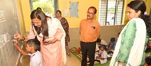 कलेक्टर सुश्री ऋचा प्रकाश चौधरी ने किया विभिन्न शासकीय शालाओं का निरीक्षण