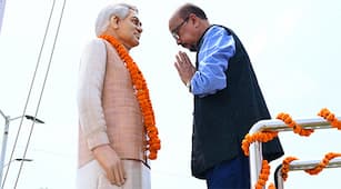 अटल बिहारी वाजपेयी विश्वविद्यालय के प्रकल्प ज्ञानपथ, अटल मुक्ताकाशी मंच और अटल सरोवर का किया लोकार्पण   राज्यपाल और मुख्यमंत्री ने एक पेड़ मां के नाम अभियान के तहत विश्वविद्यालय परिसर में लगाए पौधे         रायपुर। राज्यपाल श्री रमेन डेका और मुख्यमंत्री श्री विष्णुदेव साय आज अटल बिहारी वाजपेयी विश्वविद्यालय के पंचम दीक्षांत समारोह में शामिल होने बिलासपुर पहुंचे। इस मौके पर राज्यपाल और मुख्यमंत्री ने विश्वविद्यालय परिसर में स्थापित पूर्व प्रधानमंत्री भारत रत्न स्वर्गीय श्री अटल बिहारी वाजपेयी की प्रतिमा पर माल्यार्पण कर उन्हें श्रद्धांजलि अर्पित की। इस दौरान प्रथम महिला श्रीमती रानी डेका काकोटी भी मौजूद रहीं।          राज्यपाल श्री डेका और मुख्यमंत्री श्री साय ने विश्वविद्यालय के प्रकल्प ज्ञानपथ, अटल मुक्ताकाशी मंच और अटल सरोवर का लोकार्पण भी किया। राज्यपाल और मुख्यमंत्री ने विश्वविद्यालय परिसर में एक पेड़ मां के नाम अभियान के तहत पौधे लगाये।          इस अवसर पर केंद्रीय शहरी विकास राज्य मंत्री श्री तोखन साहू, उप मुख्यमंत्री श्री अरूण साव, विधायक श्री धरमलाल कौशिक, श्री अमर अग्रवाल, श्री सुशांत शुक्ला, अटल बिहारी वाजपेयी विश्वविद्यालय के कुलपति श्री ए.डी. एन वाजपेयी सहित बड़ी संख्या में जनप्रतिनिधि, अधिकारी सहित विश्वविद्यालय के छात्र-छात्राएं मौजूद रहे।