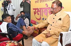 दिव्यांग बालिका वर्षा ध्रुव ने रक्षाबंधन पर मुख्यमंत्री को पैरों से बांधी राखी