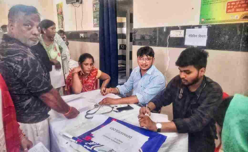 स्वास्थ्य शिविर में नि:शुल्क इलाज से ग्रामीणों को मिला लाभ