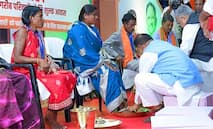 मुख्यमंत्री श्री विष्णुदेव साय ने प्रधानमंत्री आवास योजना के हितग्राहियों के पांव पखारकर जनसेवा का दिया अद्वितीय उदाहरण